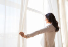 Karnisz elektryczny? Sprawdź, dlaczego warto go zamontować Karnisz elektryczny