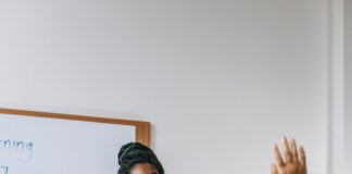 Jak wybrać idealny ekran do szkoły? Jak wybrać idealny ekran do szkoły