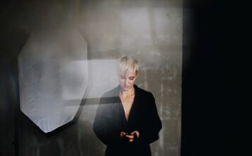 Techniki tworzenia cieni i efektów na tle za pomocą softboxów Techniki tworzenia cieni i efektów na tle za pomocą softboxów